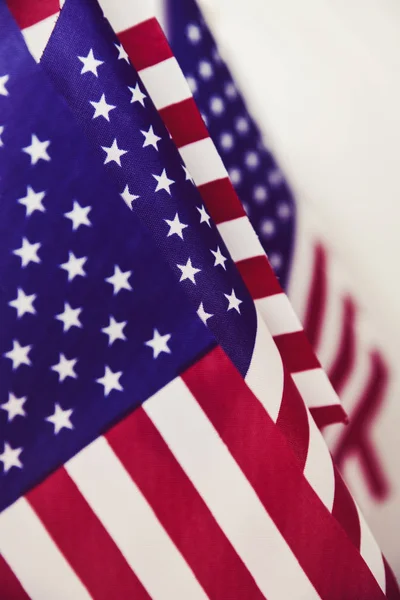Amerikanska flaggor i linje — Stockfoto