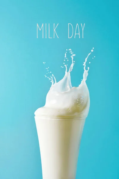 Glas Milch und Text Milchtag — Stockfoto