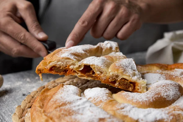 Man serverar ensaimada typisk för Mallorca, Spanien — Stockfoto