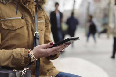 kadın sokakta tablet kullanma