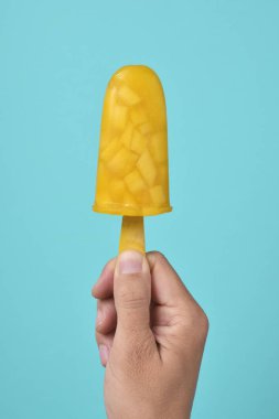 adam bir ev yapımı buz pop ile