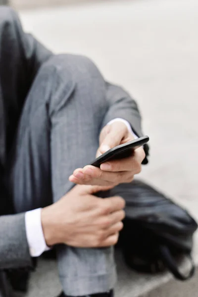 Młody biznesmen korzystanie smartphone — Zdjęcie stockowe