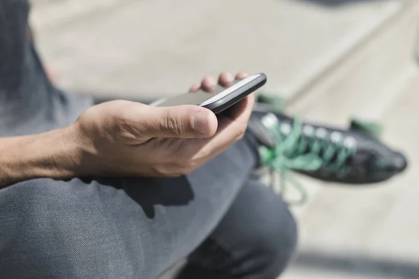 Rollschuhfahrer benutzt sein Smartphone — Stockfoto