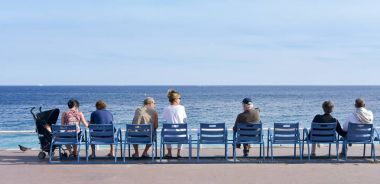 Promenade des Anglais'e Nice, Fransa, oturan insanlar