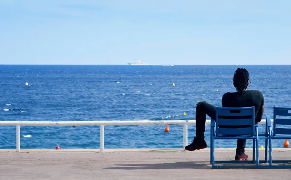 Lidé sedí na Promenade des Anglais v Nice, Francie — Stock fotografie
