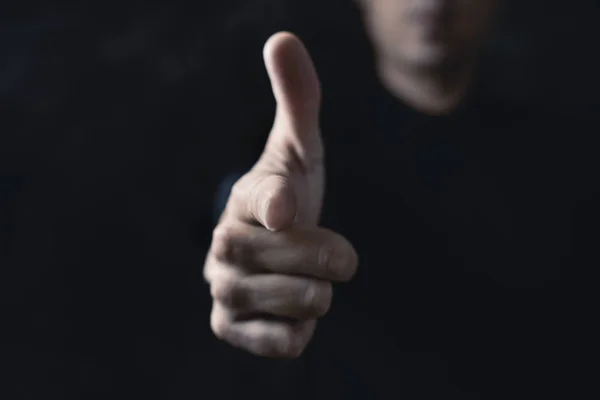Homem apontando seu dedo como uma arma — Fotografia de Stock