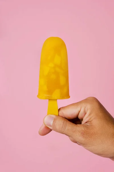 Man with a homemade ice pop — Stock Photo, Image