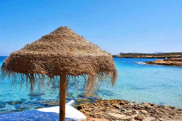 Sunlounger och paraply i Ibiza, Spanien — Stockfoto