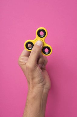 genç adam kıpırdamak spinner ile oynamak