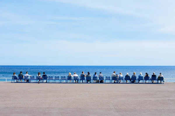 Lidé sedí na Promenade des Anglais v Nice, Francie — Stock fotografie