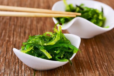 Goma wakame veya yosun salata