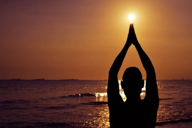 genç adam açık havada yoga yaparken