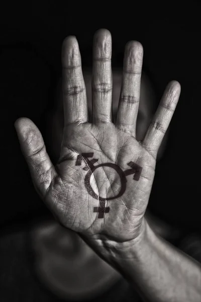 手の手のひらにトランスジェンダーのシンボル — ストック写真