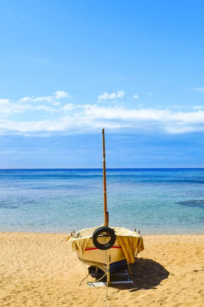 Barca da pesca spiaggiata a Lloret de Mar, Spagna — Foto Stock