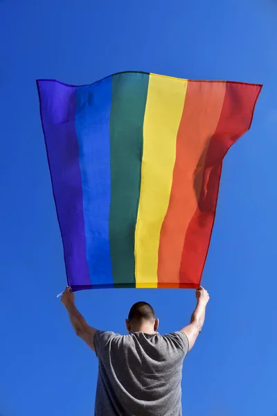 Hombre con una bandera de arco iris —  Fotos de Stock