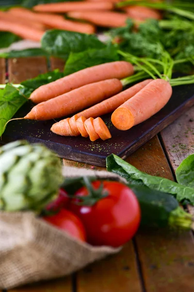 Surowe warzywa i tekst czyste jedzenie — Zdjęcie stockowe