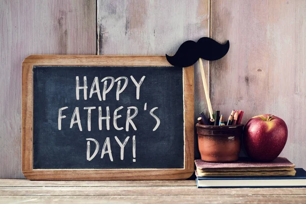 Tekst gelukkig vaders dag in een schoolbord — Stockfoto
