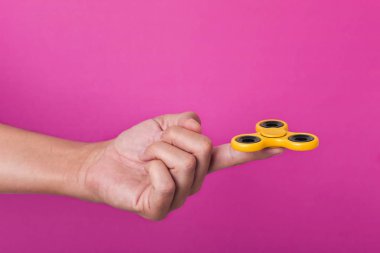 genç adam kıpırdamak spinner ile oynamak