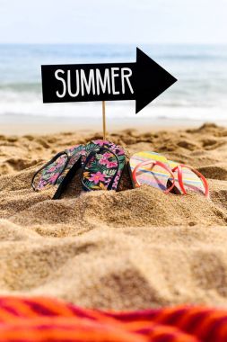 Sahilde kelime yaz ile tabela