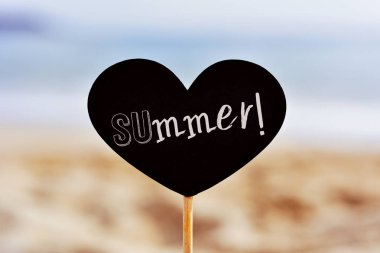 Sahilde kelime yaz ile tabela