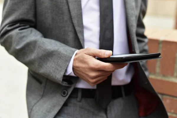 Jeune homme d'affaires utilisant une tablette à l'extérieur — Photo