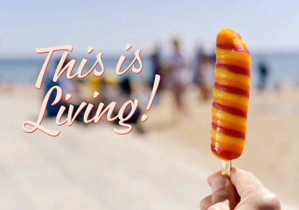 Popsicle op het strand en de tekst die dit is leven — Stockfoto