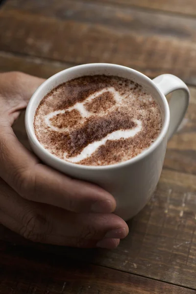 I en kopp cappuccino ansikte på människan — Stockfoto