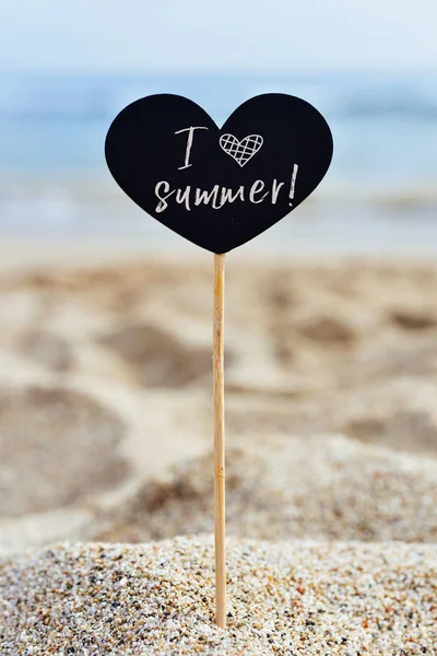 Πινακίδα με το κείμενο που λατρεύω το καλοκαίρι — Φωτογραφία Αρχείου
