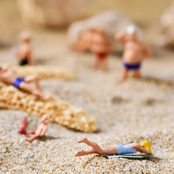 Μινιατούρα άτομα με μαγιό στην παραλία — Φωτογραφία Αρχείου