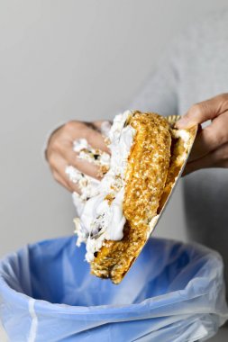 adam bir pasta Çöp Kutusu'na atma