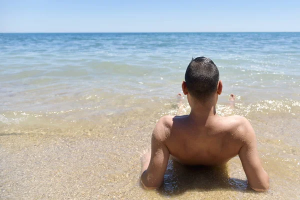 Junger Mann am Strand — Stockfoto