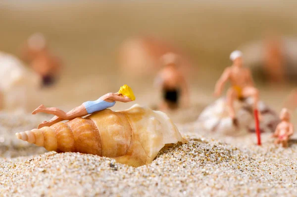 Miniature people in swimsuit on the beach — Stock Photo, Image