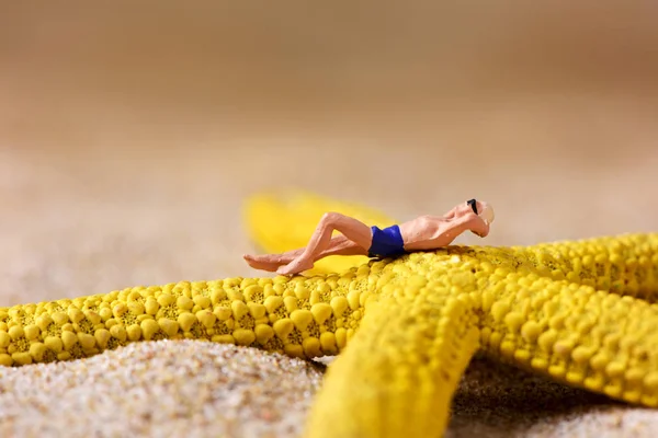 Μικρογραφία ανθρώπου με μαγιό στην παραλία — Φωτογραφία Αρχείου