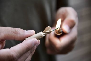 genç adam çalışır ama bir fişeği aydınlatma