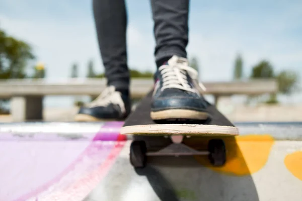 Joven monopatín — Foto de Stock