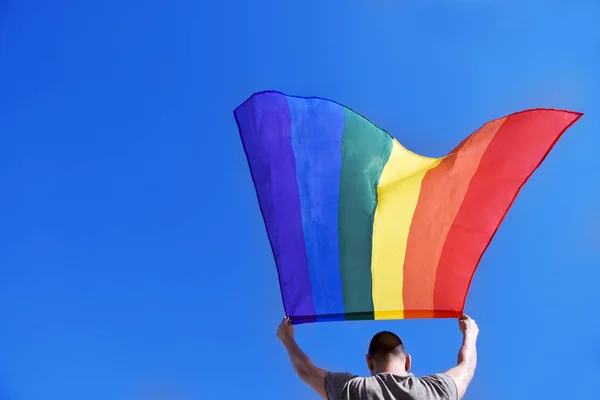 Homem com uma bandeira do arco-íris — Fotografia de Stock