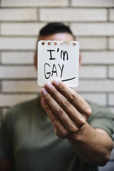 Giovane con una nota con il testo Sono gay — Foto Stock