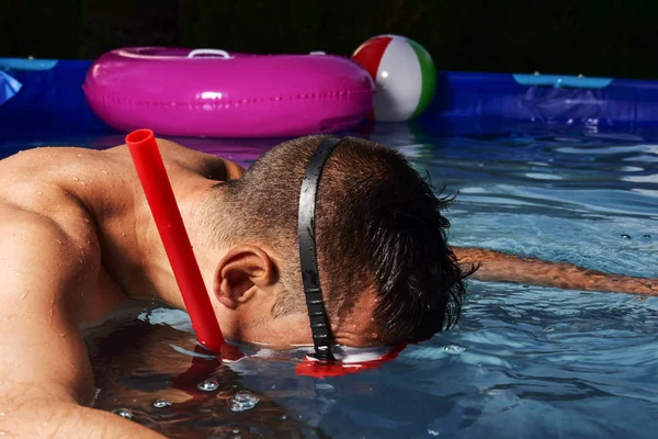 Homem mergulho em uma piscina portátil — Fotografia de Stock