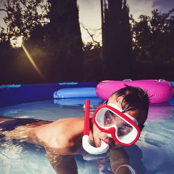 Hombre nadando en una piscina portátil — Foto de Stock