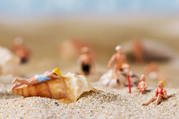 Miniaturmenschen im Badeanzug am Strand — Stockfoto