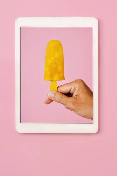 Glace naturelle maison pop dans une tablette — Photo