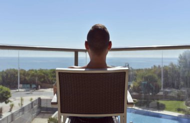 genç adam güneş bir sandalyede bronzlaşma