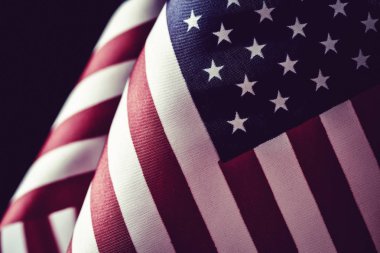 doğrultusunda Amerikan bayrakları