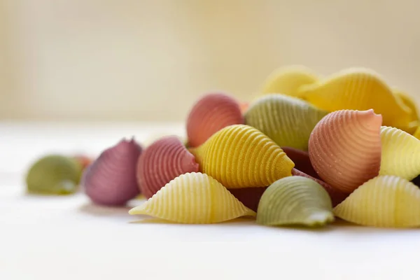 Tepelně neupravené conchiglie, těstoviny italské mušle — Stock fotografie