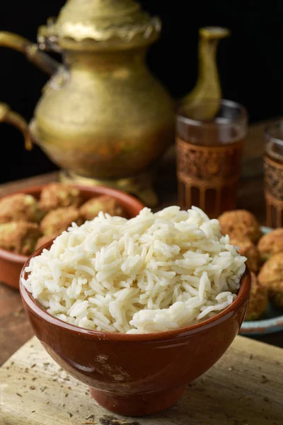 Riz à grains longs, falafel et thé — Photo