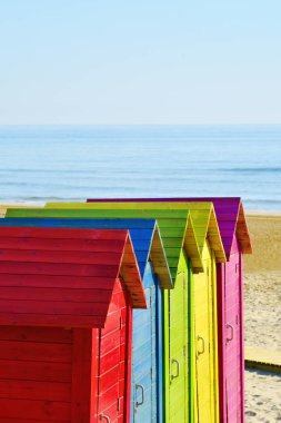 Farklı renkteki plaj kulübe