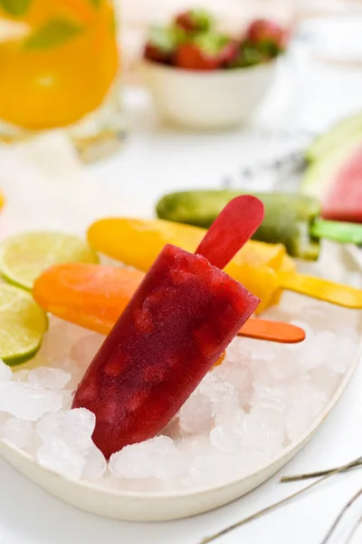 Zelfgemaakte natuurlijke ice pop 's — Stockfoto