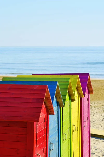 不同颜色的海滩小屋 — 图库照片
