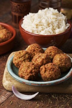 falafel ve ahşap bir masa üzerinde uzun taneli pirinç
