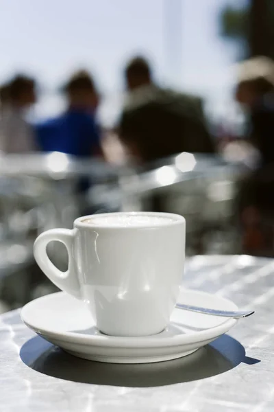 Kopp kaffe på ett café bord — Stockfoto